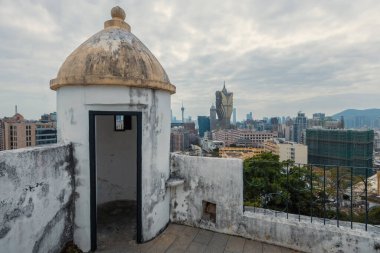 Guia Fortess ve Deniz feneri Macau 'nun muhteşem manzarasıyla tepede.