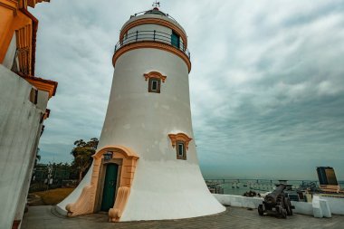 Guia Fortess ve Deniz feneri Macau 'nun muhteşem manzarasıyla tepede.