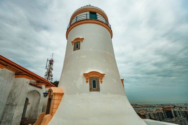 Guia Fortess ve Deniz feneri Macau 'nun muhteşem manzarasıyla tepede.