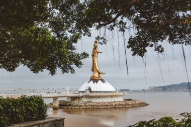 Guan Yin Heykeli Macau 'da deniz kenarında.