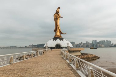 Guan Yin Heykeli Macau 'da deniz kenarında.