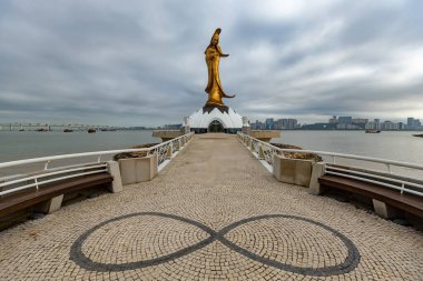 Guan Yin Heykeli Macau 'da deniz kenarında.