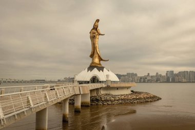 Guan Yin Heykeli Macau 'da deniz kenarında.