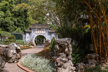 Makao 'daki Lou Lim Ioc Garden' da Çin geleneksel kapısı.