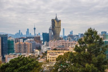 Lisboa Kumarhanesi, Macau şehrindeki tepeden gelen işitme manzaralı bina.