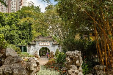 Makao 'daki Lou Lim Ioc Garden' da Çin geleneksel kapısı.