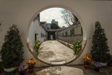 Eski Çin evi Macau 'daki Mandarin' in evinin geleneksel Çin giriş kapısı.