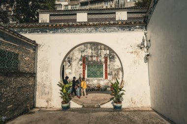 Eski Çin evi Macau 'daki Mandarin' in evinin geleneksel Çin giriş kapısı.