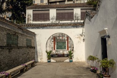 Eski Çin evi Macau 'daki Mandarin' in evinin geleneksel Çin giriş kapısı.
