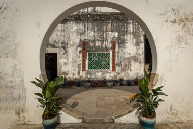 Eski Çin evi Macau 'daki Mandarin' in evinin geleneksel Çin giriş kapısı.