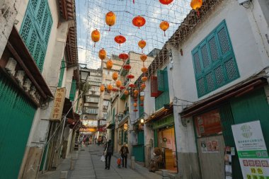 Rua de Felicidade 'de Çin fenerleri ve kafelerle geleneksel Çin dekorasyonu.