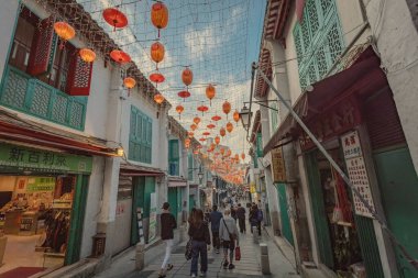 Rua de Felicidade 'de Çin fenerleri ve kafelerle geleneksel Çin dekorasyonu.