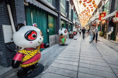 Rua de Felicidade 'de Çin fenerleri ve kafelerle geleneksel Çin dekorasyonu.