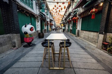 Rua de Felicidade 'de Çin fenerleri ve kafelerle geleneksel Çin dekorasyonu.