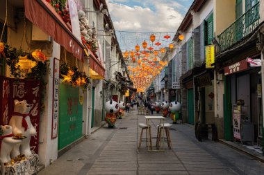 Rua de Felicidade 'de Çin fenerleri ve kafelerle geleneksel Çin dekorasyonu.