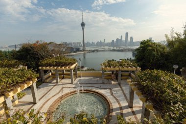 Macau Kulesi ve Macau şehrinin gökyüzü manzarası