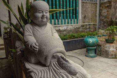 Macau 'daki Kun Iam Tong parkındaki Buda heykeli.