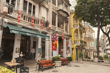 Macau 'daki eski şehir caddesi, tarihi Çin ve Portekiz binaları, geleneksel Macau mimarisi.