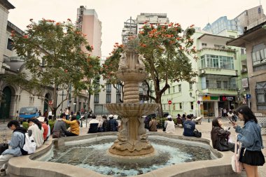 Çeşme Makao 'daki Senado Meydanı' nda (Largo do Senado) bulunmaktadır.