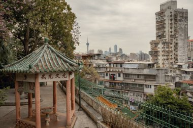 Camoes parkındaki tepede şehir manzaralı bir Çin çardağı.