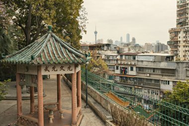 Camoes parkındaki tepede şehir manzaralı bir Çin çardağı.