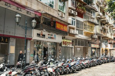 Macau 'daki eski şehir caddesi, tarihi Çin ve Portekiz binaları, geleneksel Macau mimarisi.