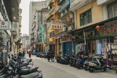 Macau 'daki eski şehir caddesi, tarihi Çin ve Portekiz binaları, geleneksel Macau mimarisi.