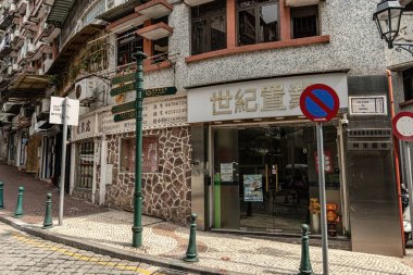 Macau 'daki eski şehir caddesi, tarihi Çin ve Portekiz binaları, geleneksel Macau mimarisi.