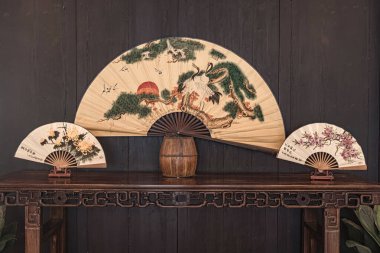 Geleneksel Çin taraftarları Makao 'daki Mandarin' in evinin dekorasyonunu yapıyor.