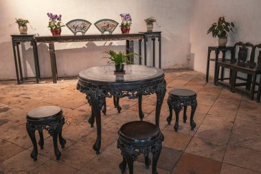 Mandarin 'in Macau' daki evinde iç dekorasyon ve eski mobilyalar.
