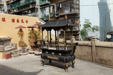 Makao 'daki Tou Tei Tapınağı' nda (Kara Tapınağı 'nın Yerel Tanrısı), Camoes Park' a yakın yerlerde yanan ruhlar var.