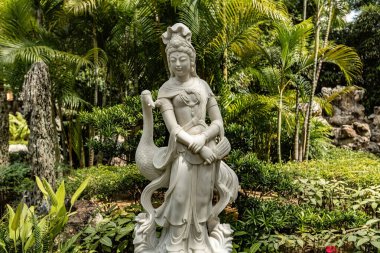 Beyaz mermer Guan Yin heykeli Macau bahçesinde