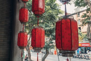 Macau 'daki tapınakta kırmızı Çin süvarileri var.