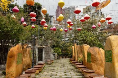 Macau 'daki Templo de Kun Iam Tong' da taş bahçe.