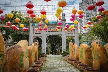 Macau 'daki Templo de Kun Iam Tong' da taş bahçe.