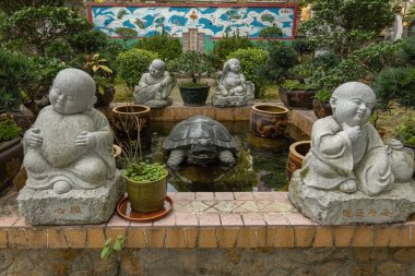 Macau 'daki Kun Iam Tong parkındaki Buda heykeli.