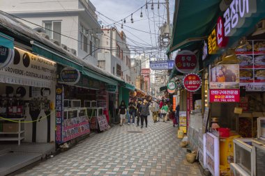 Güney Kore 'de bir sürü kafe ve restoran olan Haeundae Geleneksel Pazarı