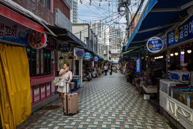 Güney Kore 'de bir sürü kafe ve restoran olan Haeundae Geleneksel Pazarı