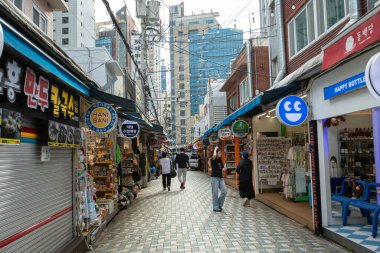 Güney Kore 'de bir sürü kafe ve restoran olan Haeundae Geleneksel Pazarı