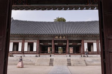 Geleneksel Hanbok elbisesi giyen güzel Koreli kadınlar Güney Kore 'deki Gyeongbokgung Sarayı' nı ziyaret ediyorlar.
