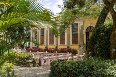 Şehir merkezindeki Lou Lim Leoc halk bahçesinin ortasındaki QIngcao salonu, Macau.