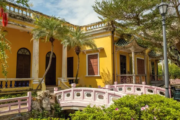 Şehir merkezindeki Lou Lim Leoc halk bahçesinin ortasındaki QIngcao salonu, Macau.