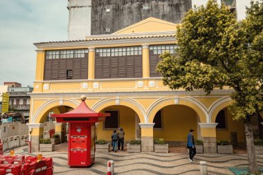Macau Postane Correios de Macau / CTT Karargahı, Senado Meydanı Largo do Senado, Macau 'nun tarihi merkezinde yer almaktadır.