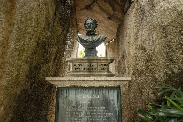 Luis de Camoes anıtı Macau 'daki Camoes Garden' da.