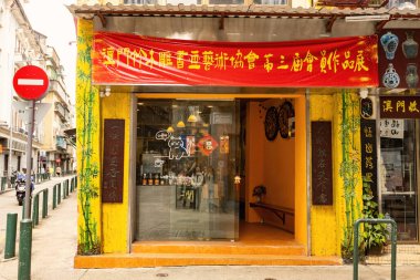 Makao şehrinde resimlerle süslenmiş şık bir kafe.