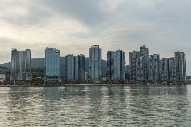 Macau iç limanındaki Çin şehrinin silueti