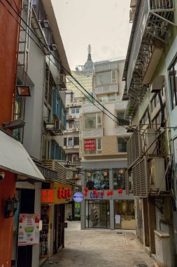 Macau şehrinde restoranları ve dükkanları olan bir ticaret alanı.