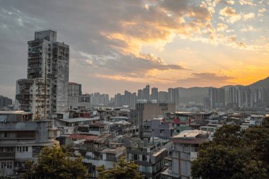 Macau 'nun üzerinde gün batımı tepeden havadan görünüyor.