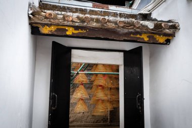 Macau 'daki Çin tapınağında sarmal asılma ruhu yanıyor.
