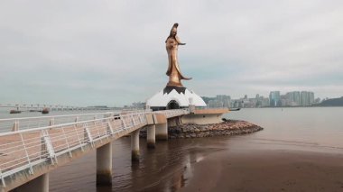  Guan Yin Heykeli Macau 'da deniz kenarında.